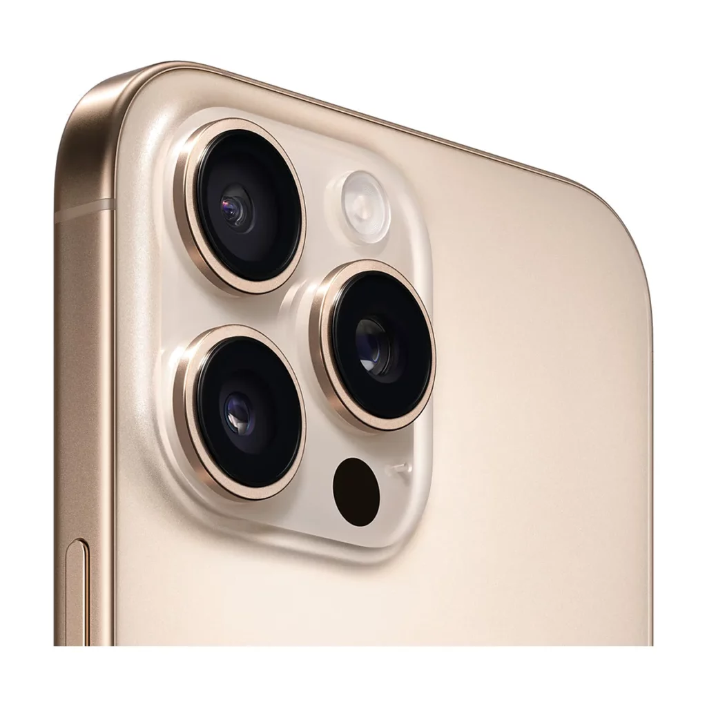 Apple iPhone 16 Pro Max 6,9″ avec 512Go de Memoire Double SIM Titane Sable — 3/4 dos (gros plan caméra)