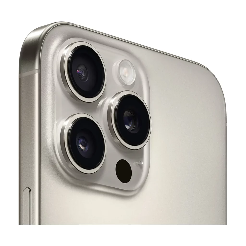 Apple iPhone 16 Pro Max 6,9″ avec 256 Go Double SIM Titane Naturel — 3/4 dos (gros plan caméra)